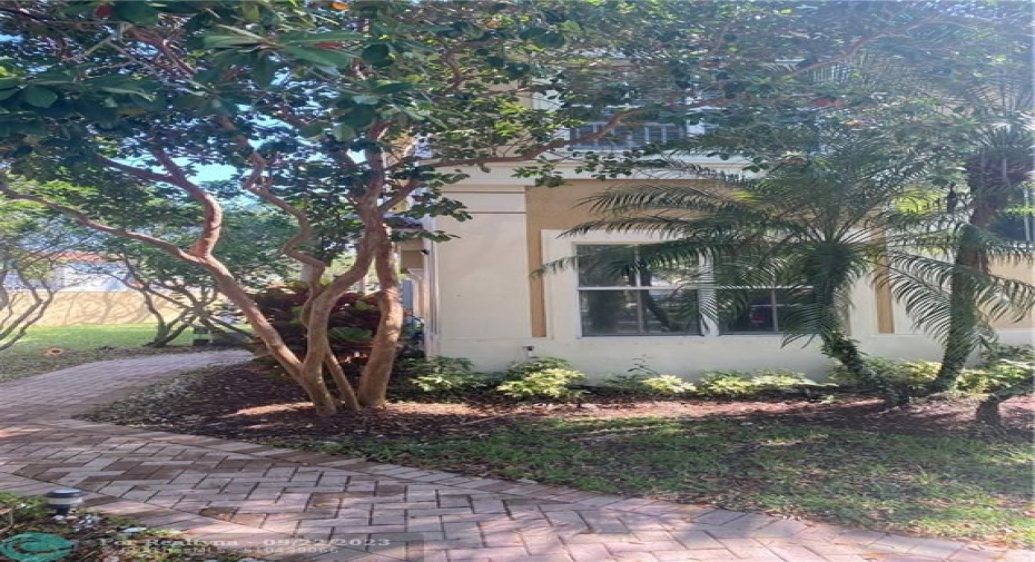 Corner unit entrance