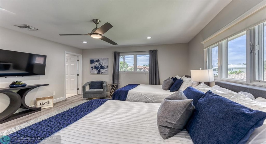 BEDROOM #3 Two Queen Size Beds En Suite Bathroom Smart TV