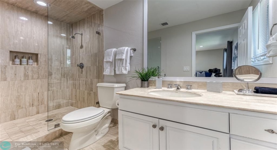 Jack n Jill Bathroom (shared between Bedroom 4 & 5)