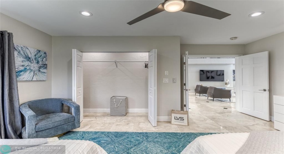 BEDROOM #4 (Downstairs) 2 Queen Size Beds Jack n Jill Bathroom Smart TV