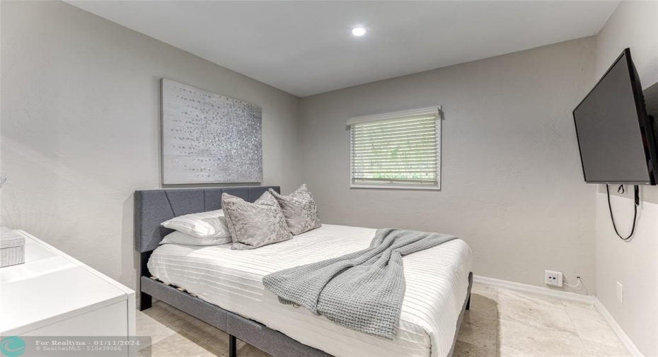BEDROOM #6 (Downstairs) Queen Size Bed En Suite Bathroom Smart TV