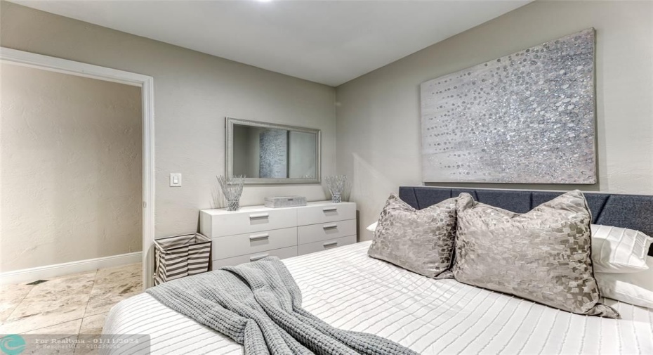 BEDROOM #6 (Downstairs) Queen Size Bed En Suite Bathroom Smart TV