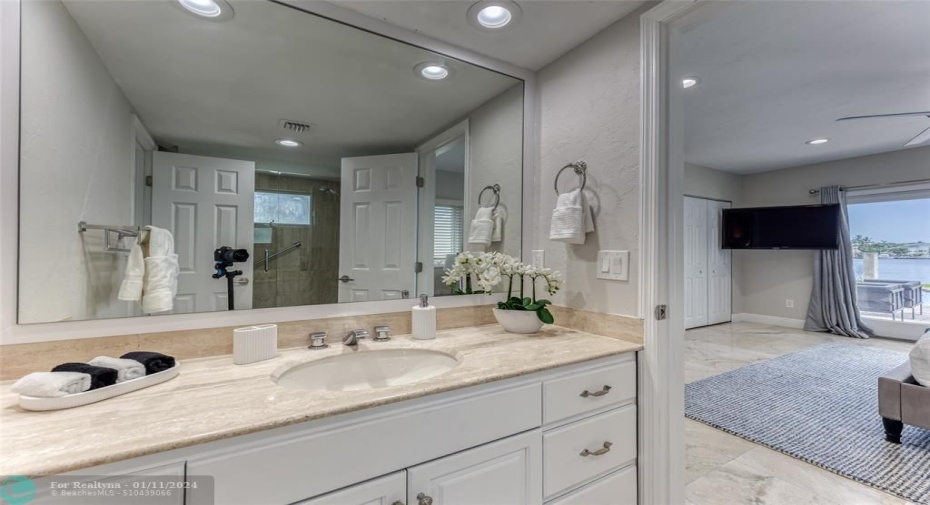 Jack n Jill Bathroom Between Bedroom 4 & 5