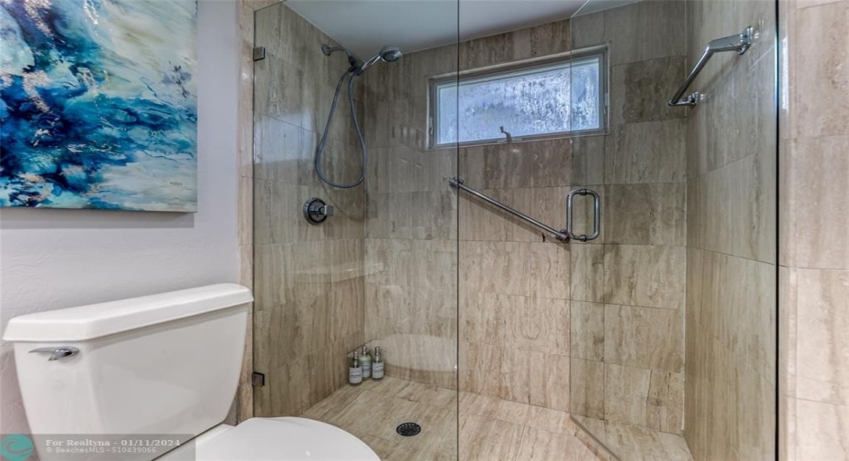 Jack n Jill Bathroom Between Bedroom 4 & 5