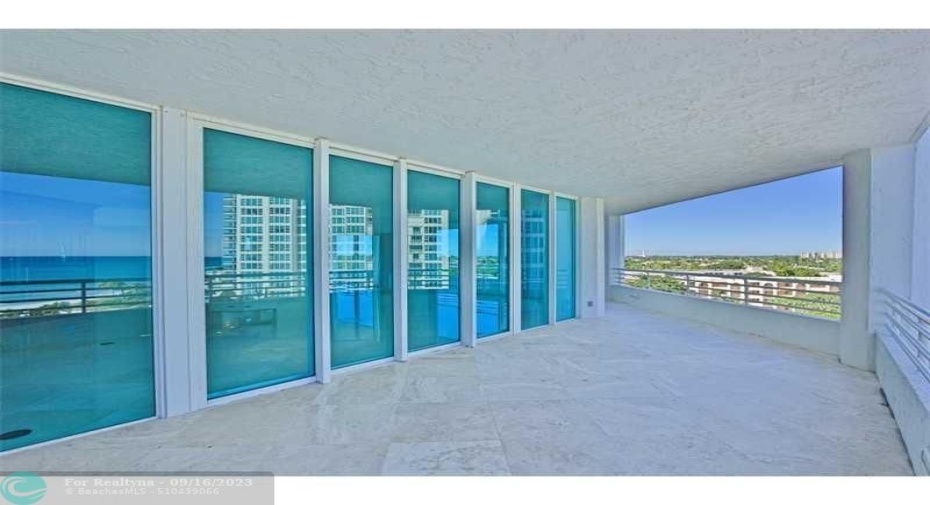 800 sq ft Wrap-Around Balcony