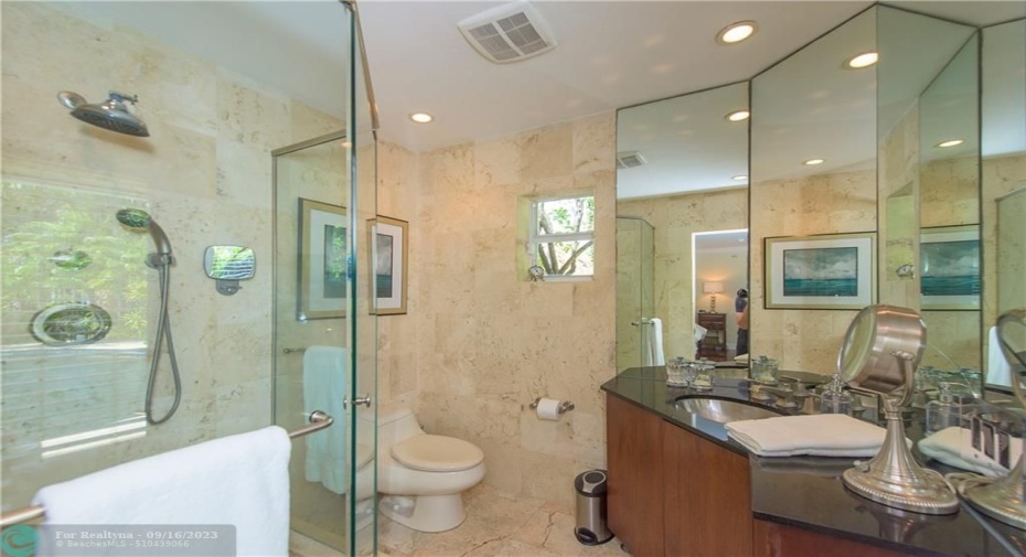 Master Bath w/Pool Access