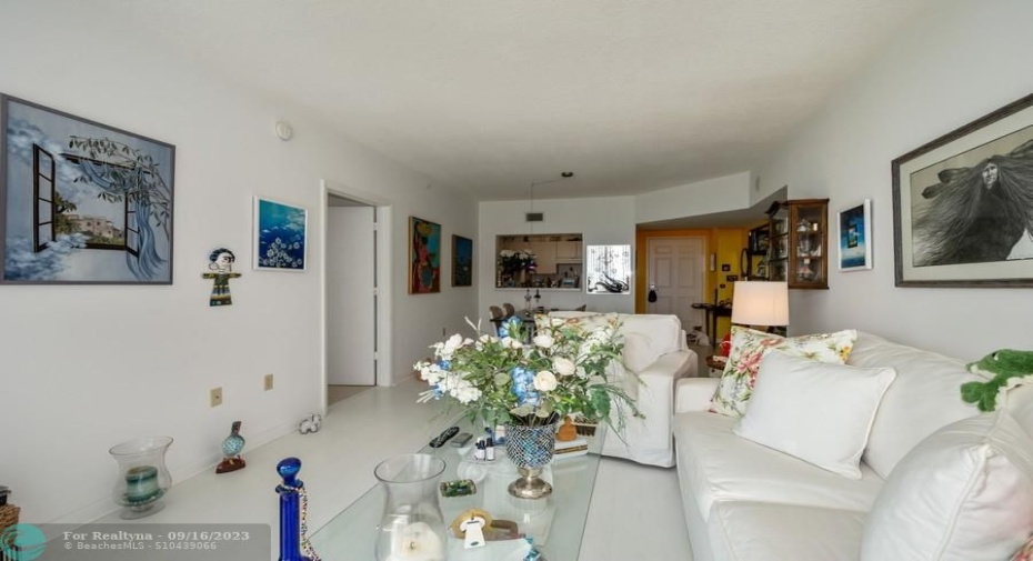 Living room / dining area