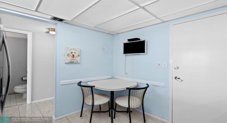 EAT-IN KITCHEN
