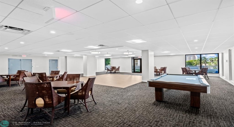 CLUBROOM WITH BILLARDS