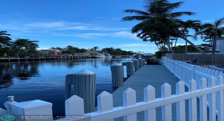 POOL-SIDE CANAL WITH COURTESY DOCKAGE FOR BRIEF DOCKINGS.
