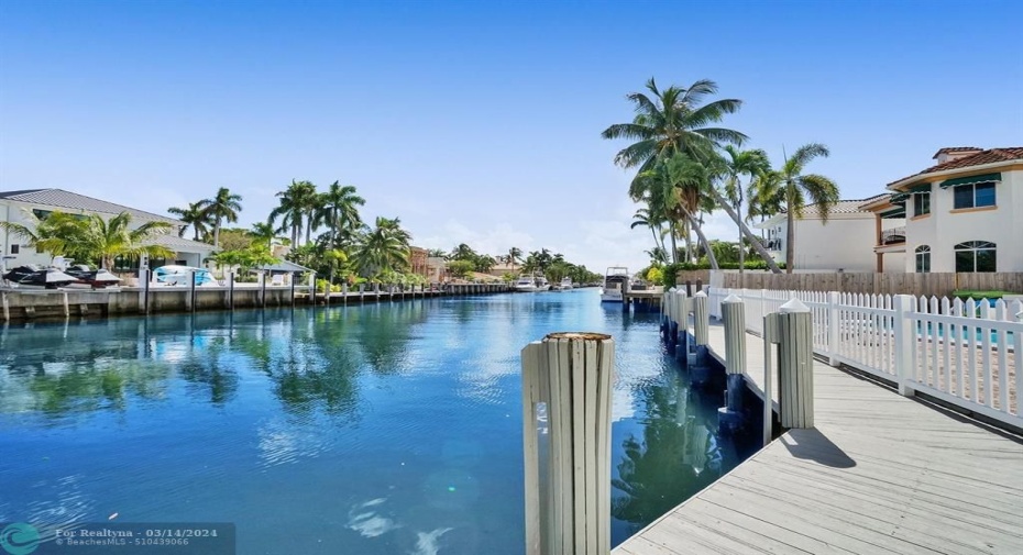 POOL-SIDE CANAL WITH COURTESY DOCKAGE FOR BRIEF DOCKINGS.
