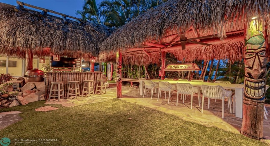 Outdoor tiki hut & dining area.