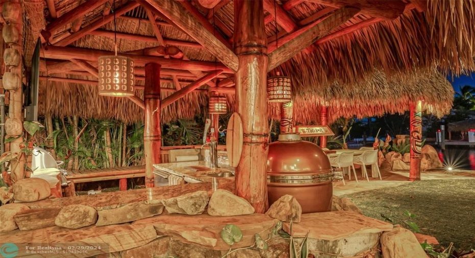 Outdoor tiki hut & dining area.