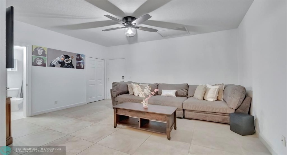 Lounge/seating area (1st floor)