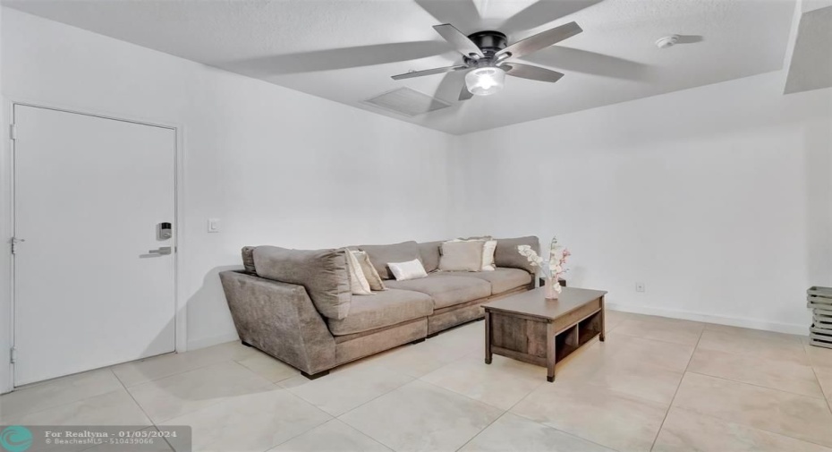 Lounge/seating area (1st floor)