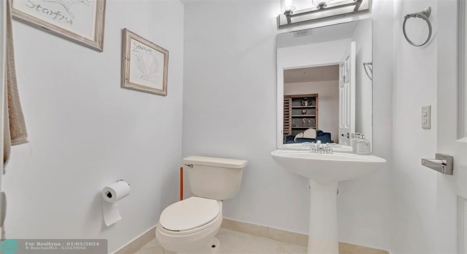 Half bathroom (2nd floor)