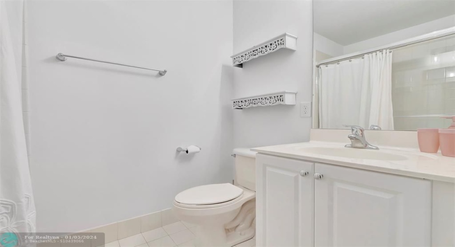 En suite bathroom for 2nd bedroom