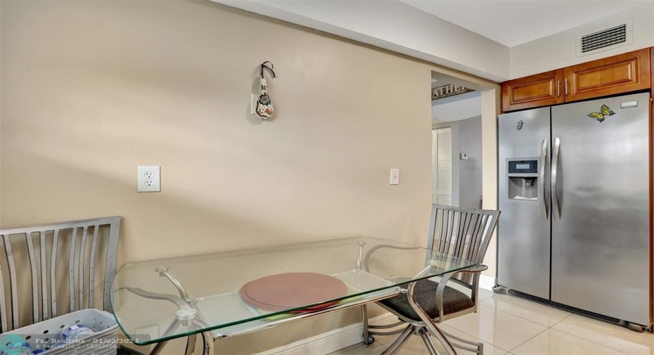 SPACIOUS EAT IN KITCHEN