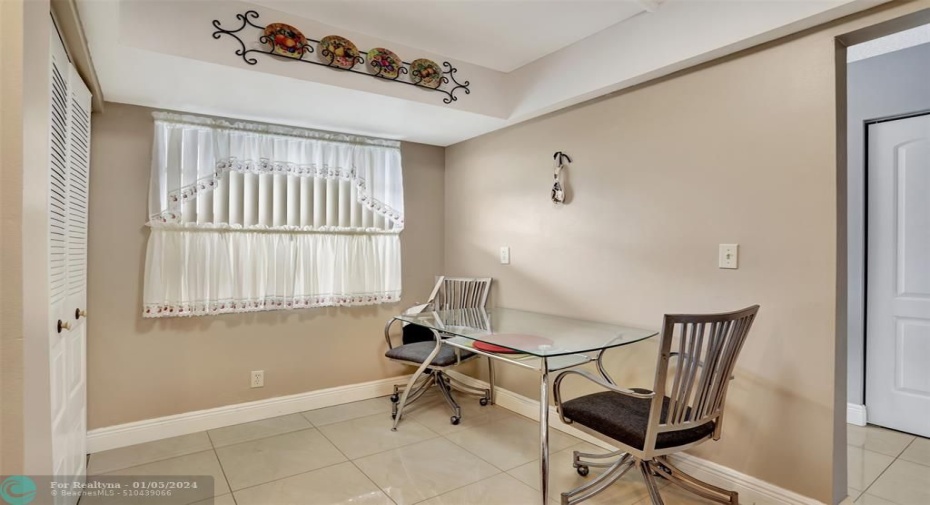 LARGE EAT IN KITCHEN