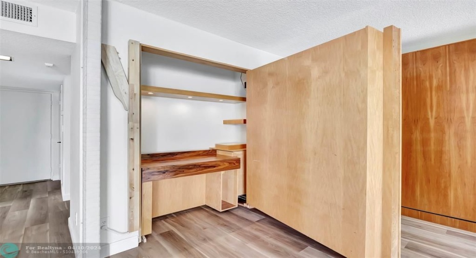 2nd Bedroom/Den (Convertible), has 
