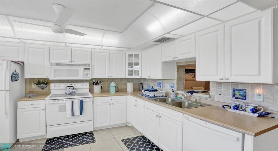 Bright White Eat in kitchen