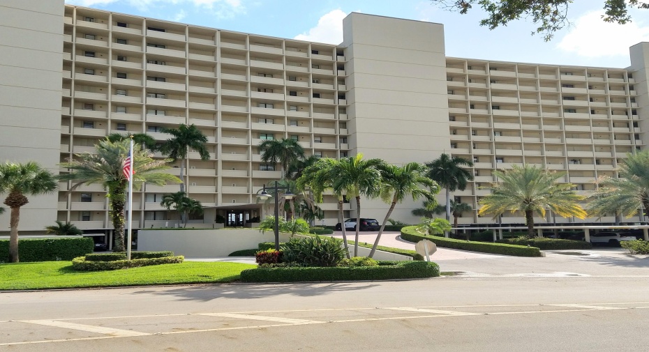 136 Lakeshore Drive Unit 210, North Palm Beach, Florida 33408, 2 Bedrooms Bedrooms, ,2 BathroomsBathrooms,Condominium,For Sale,Lakeshore,2,RX-10919908