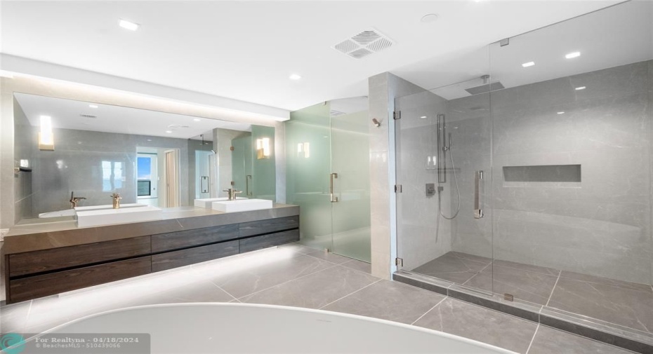 Primary Bathroom w/ Tub & Shower