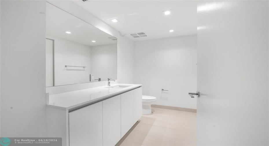 Guest 1/2 bath