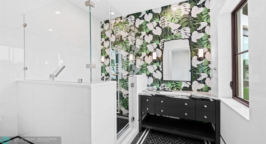 Bath En-suite 2