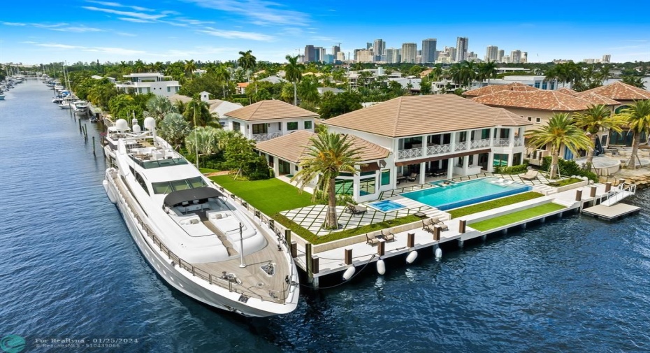 Mega yacht dockage