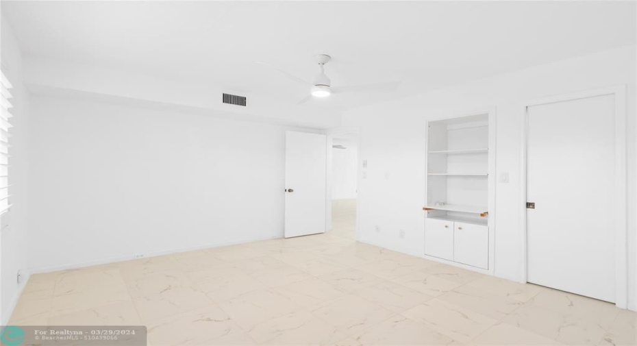 Large guest bedroom - open and bright!