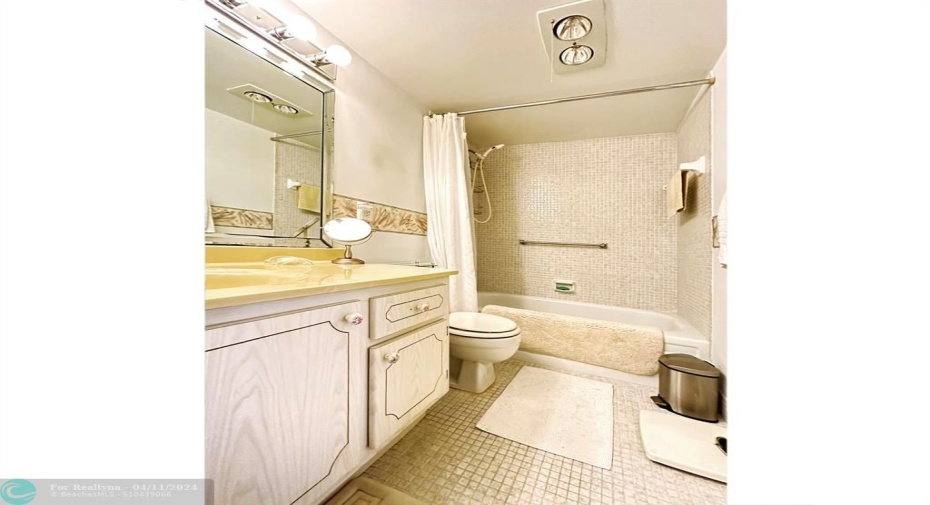 Bathroom in Primary Bedroom has Tub/Shower