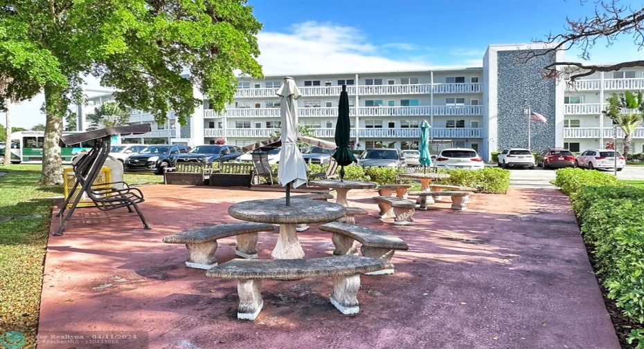 Courtyard for Ventnor H