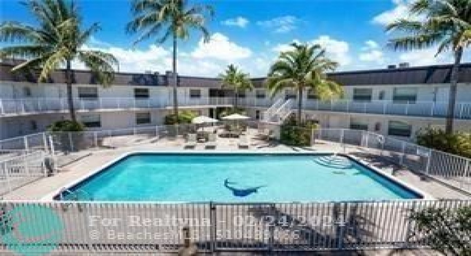 Beautiful community courtyard pool