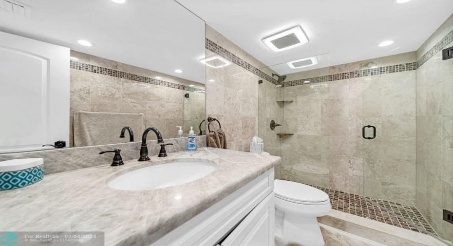 2nd Bathroom w/ Tub/Shower