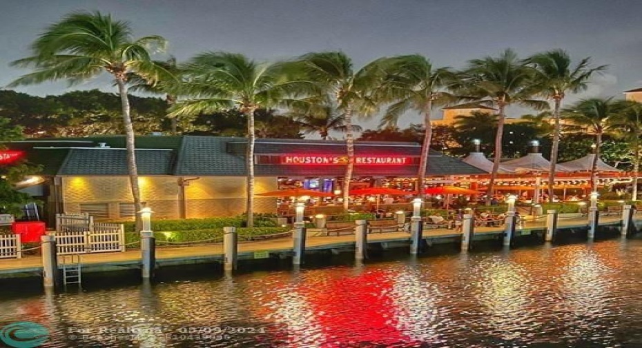 Houston's restaurant