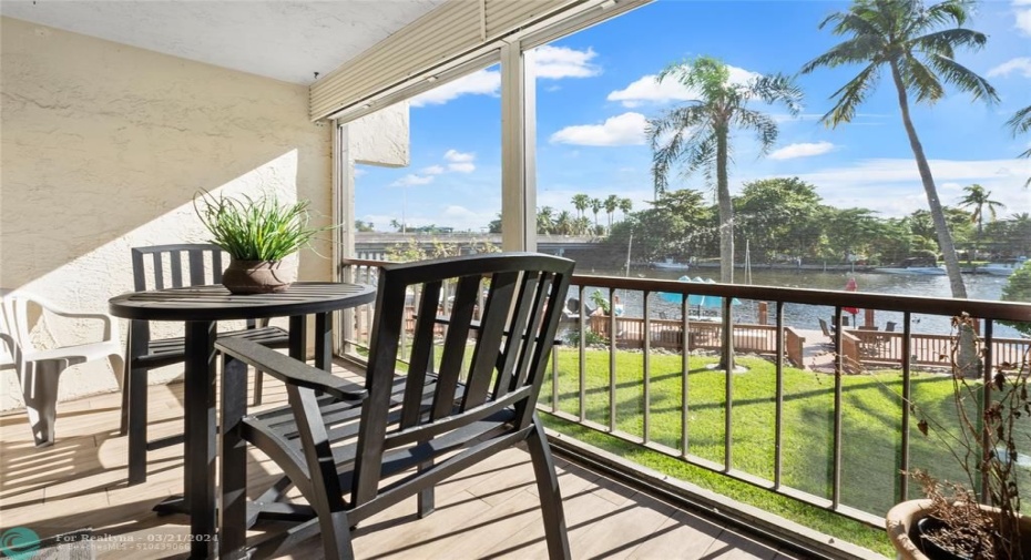 Screened balcony / Water View