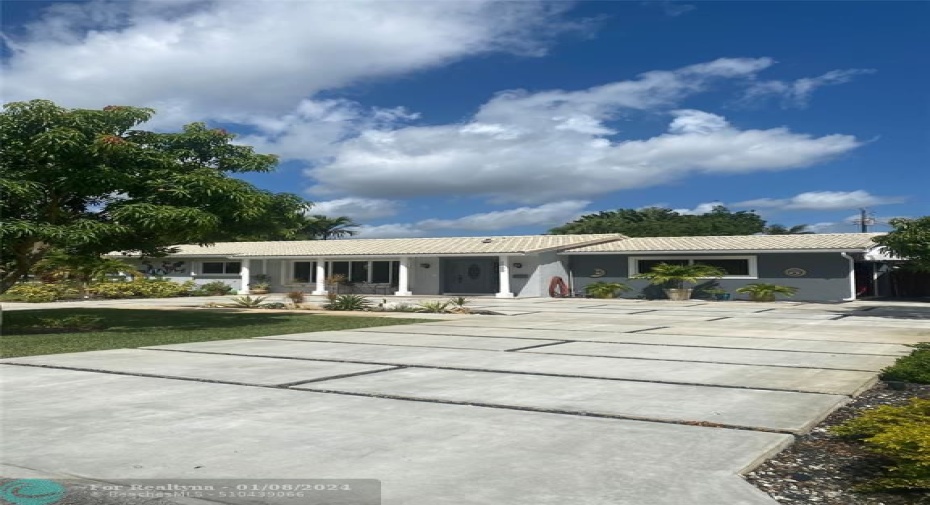 Large double circular concrete driveway parks 10 cars easily