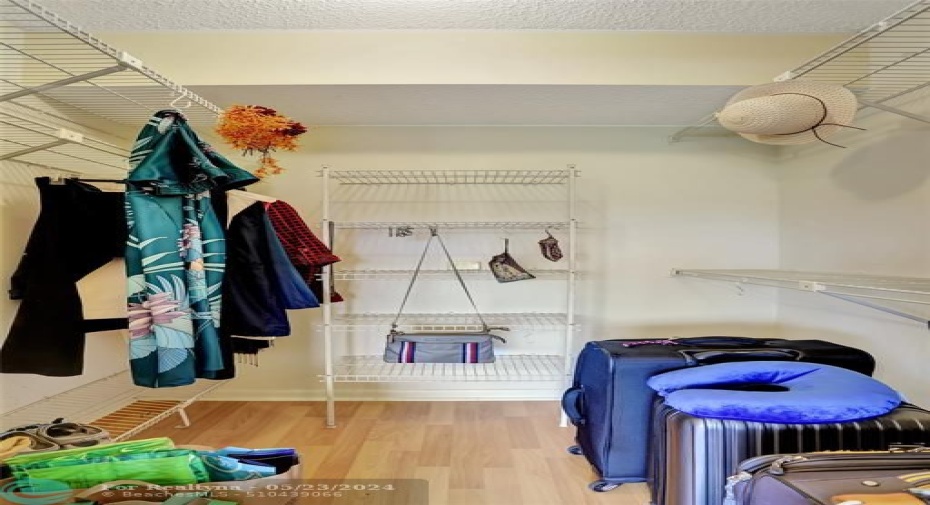 WALK IN CLOSET