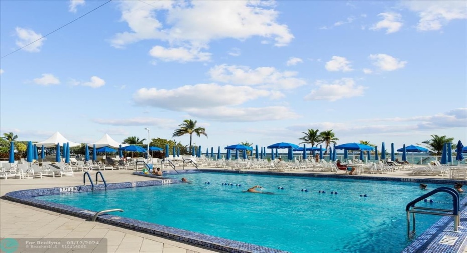 Pool, hot tub, sauna, fitness ctr, shuffleboard all beachfront!