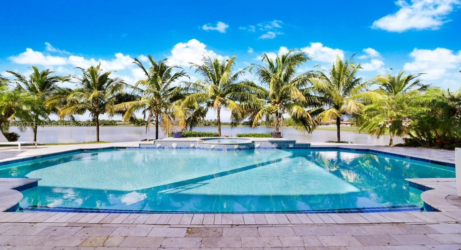 Tropical Oasis with a view of Pool & Vista Lake and