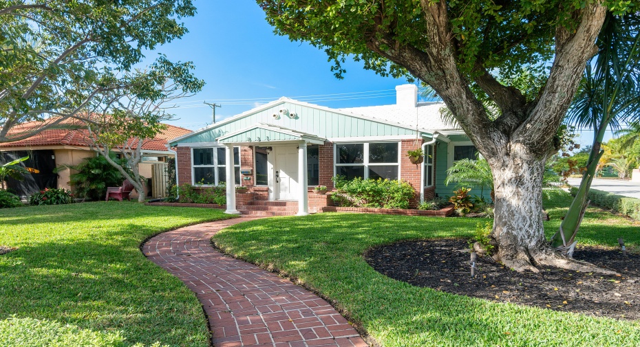 831 N Lakeside Drive, Lake Worth Beach, Florida 33460, 3 Bedrooms Bedrooms, ,2 BathroomsBathrooms,Single Family,For Sale,Lakeside,RX-10938650