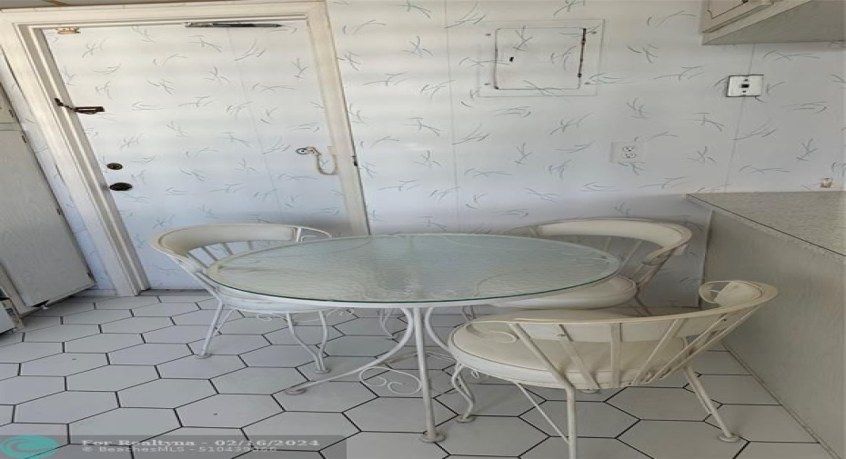 kitchen eating area