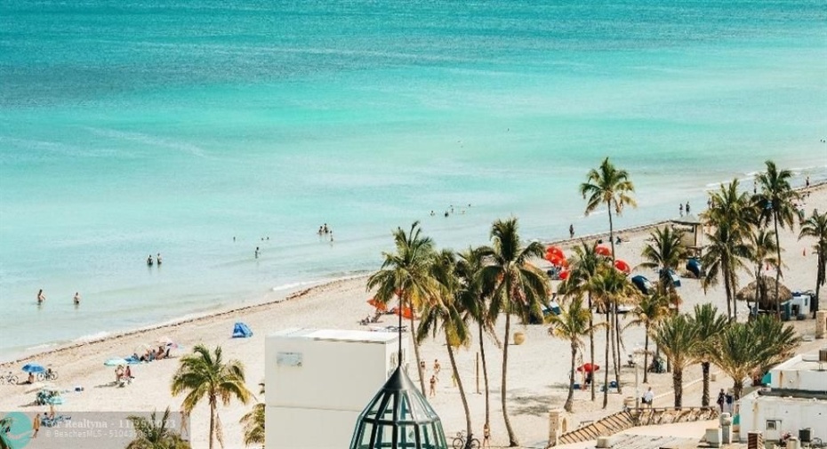 Hollywood Beach10 minutes