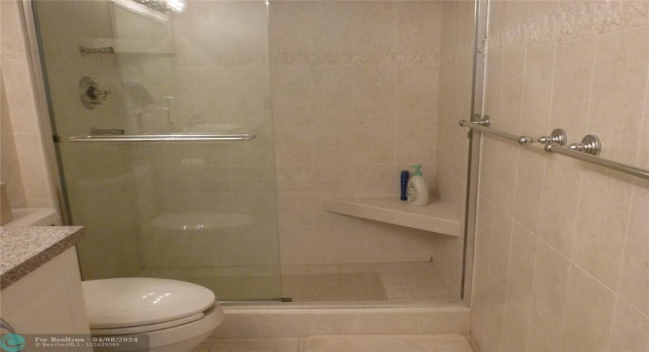 Main bathroom w. walk in shower