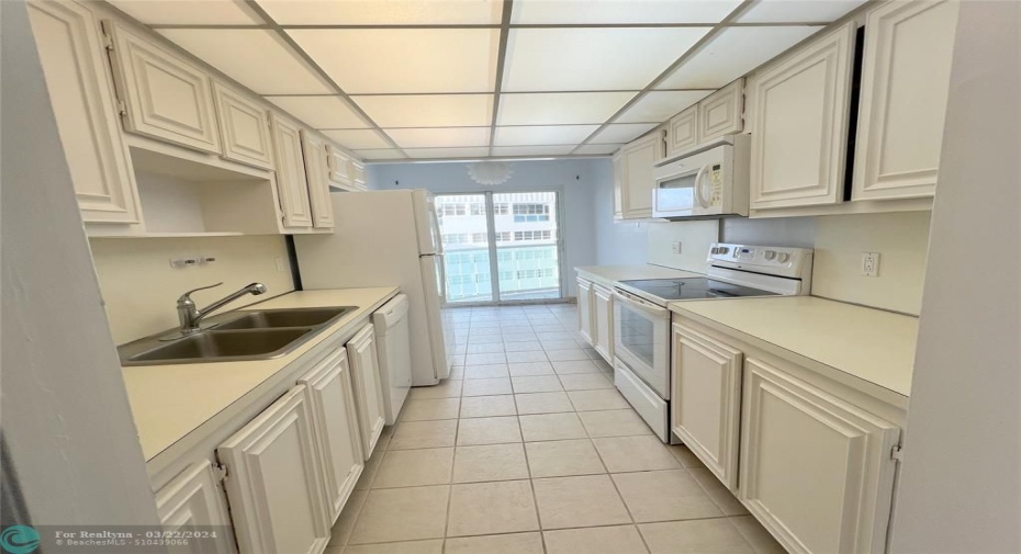 KITCHEN WITH EAT-IN-KITCHEN