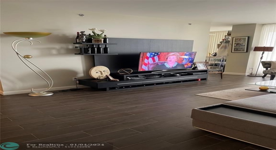 iporcelain floors thruout