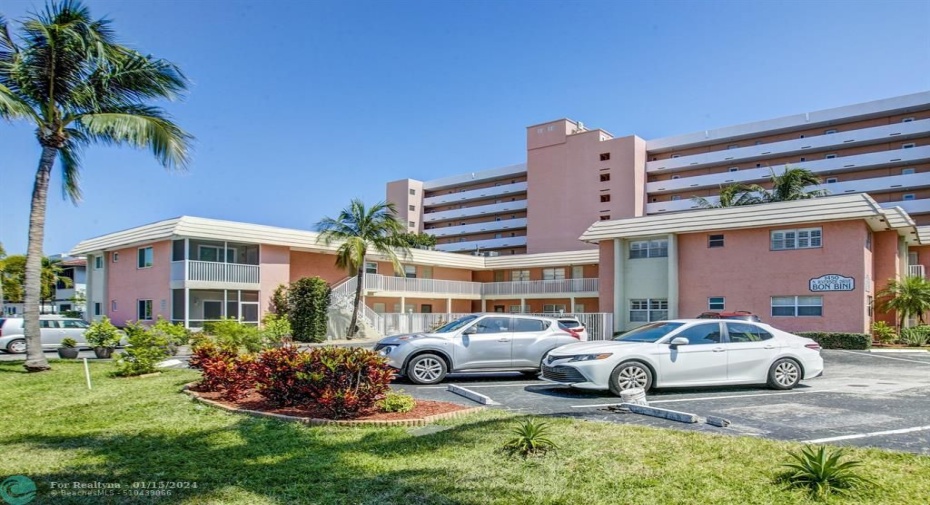 Bon Bini is a small boutique complex with a fantastic location right off the 14thSt Cswy that has no age limitations, is a pet friendly and can be rented right away (with multiple leases per year).