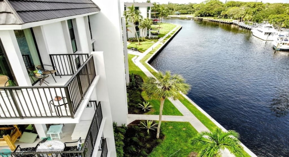 The River Reach island offers excellent, secure all-weather dockage for the power or sailing yachtsmen.
