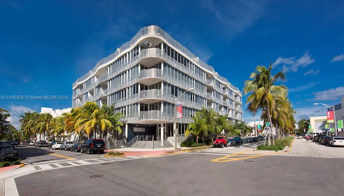 Modern Buildling with FREE BEACH SERVICE